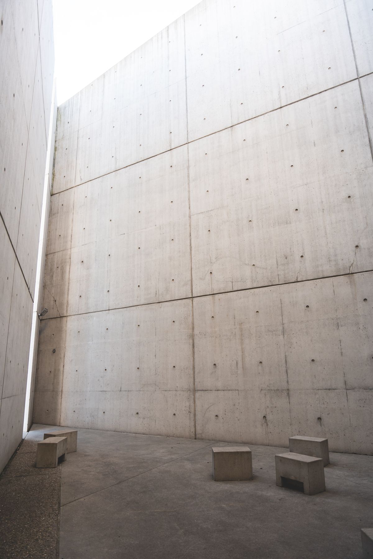 Espacio de trabajo con muro de concreto aparente